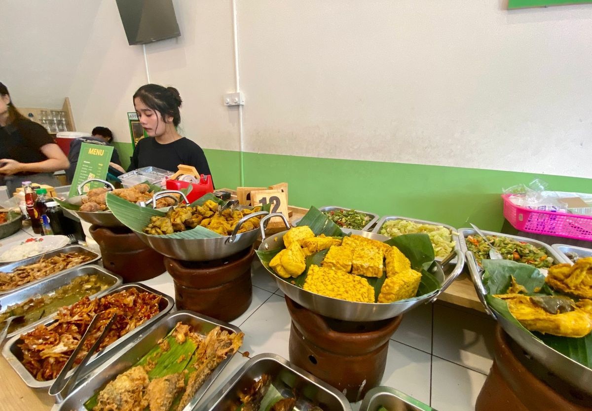Pak Budi dan Warung Makannya bersama Aplikasi POS RodjoPOS